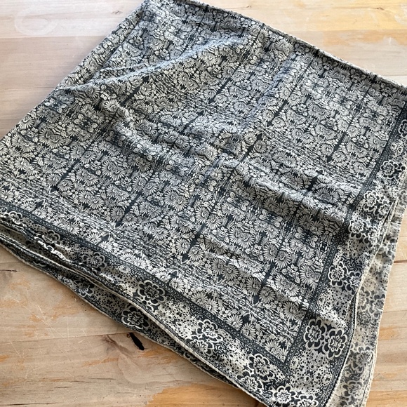 MAGNOLIA PEARL SCARF NWOT - Picture 4 of 6